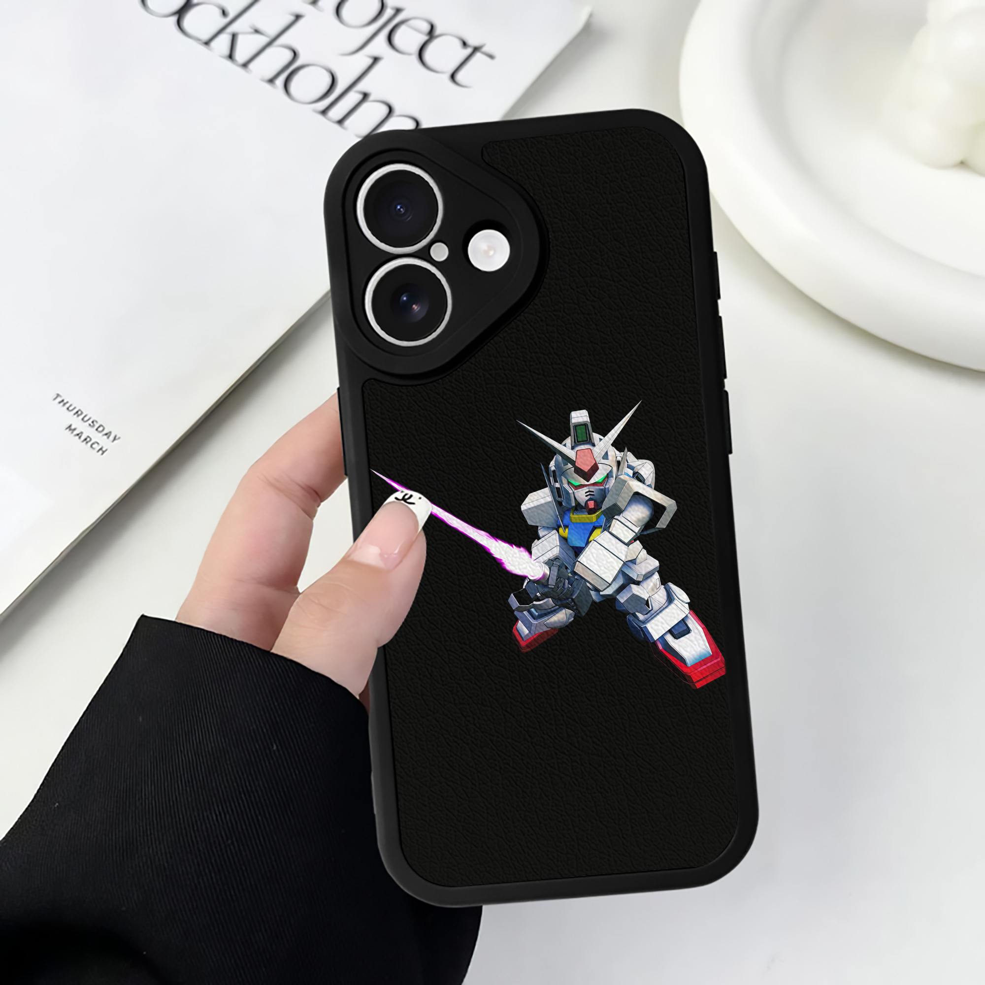 （画像用） 機動戦士ガンダム Mobile Suit Gundam 【iPhone 16シリーズ対応】シリコンスマホケース（レザー調） 材質：シリコン